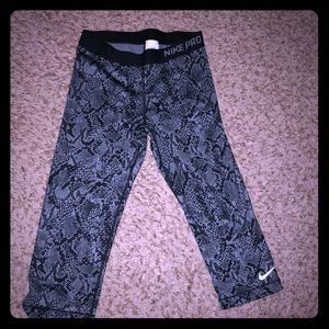 🎀 Nike Pro Capris 🎀